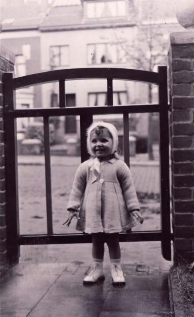 Al van bij haar geboorte bleek Emilie magnetisch. Ze vond het geweldig om urenlang aan ons hekje hangen.